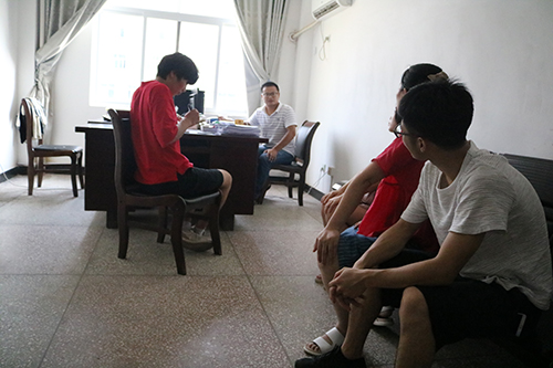 实践团队正在与石鼓镇文化站谢伟先生交谈，了解小镇的情况.JPG