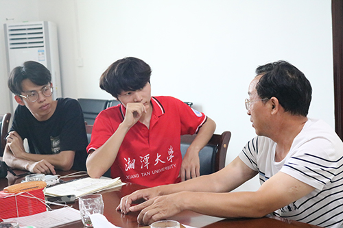 .实践团队正在与安乐村村委会交谈，了解村里的情况.JPG